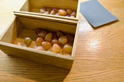 若狭めのうで、自分だけの特別な記念品を作ろう～若狭めのう磨き体験
