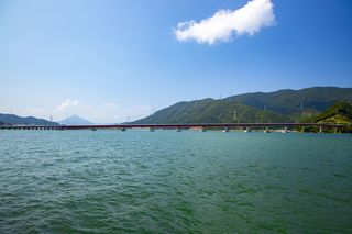 青戸大橋と青葉山
