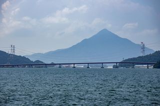 青戸大橋と青葉山